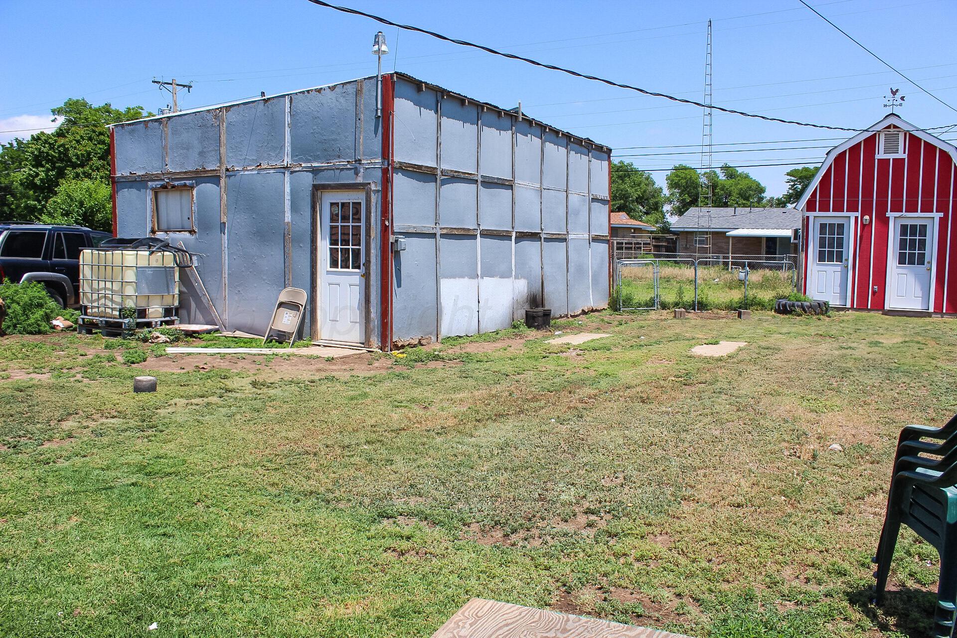 813 Ave Q Sunray, TX 79086 - Photo 16 of 17 a backyard of a house