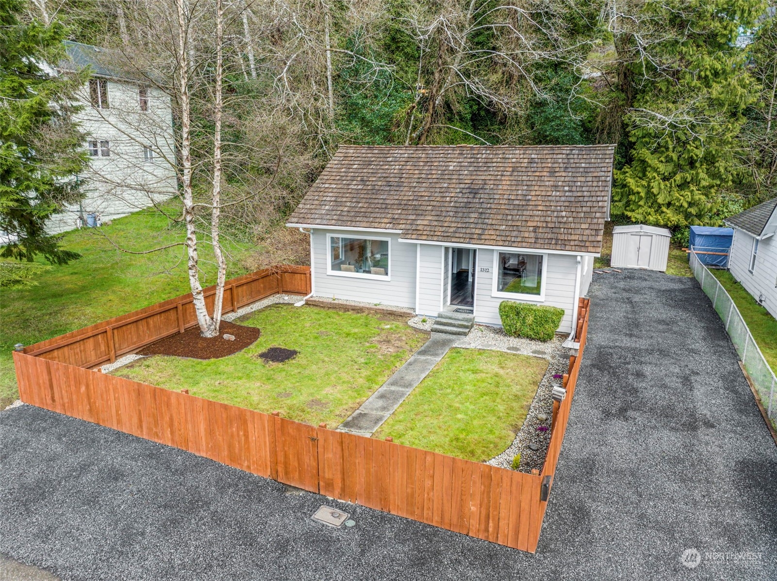 a view of a house with backyard and garden