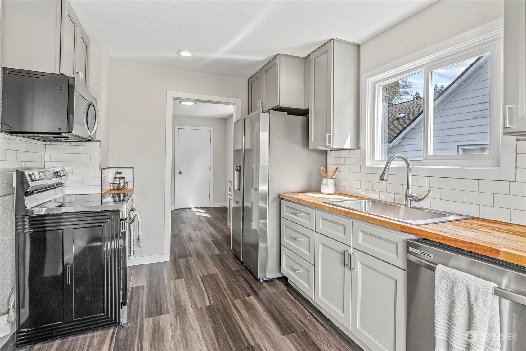1312 Summit Street Aberdeen, WA 98520 - Photo 11 of 37 a kitchen with stainless steel appliances granite countertop a sink stove and refrigerator