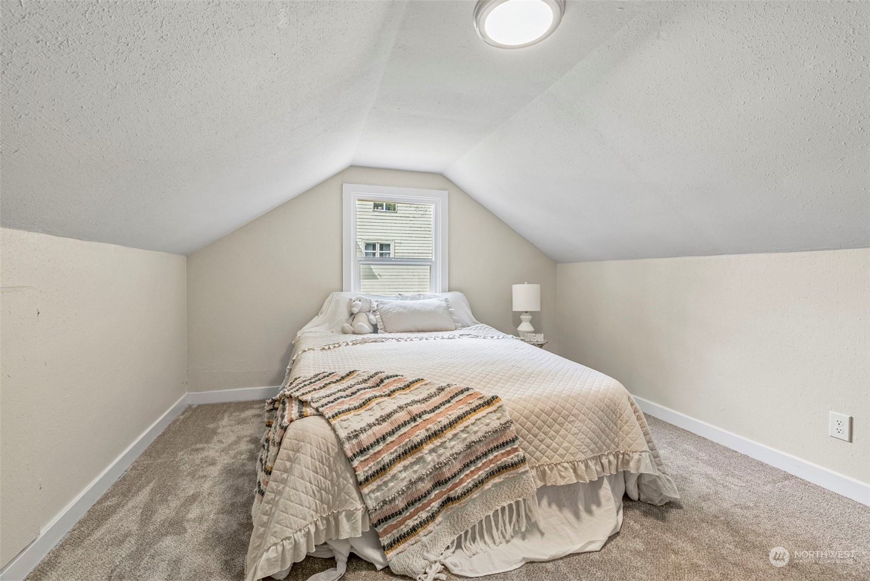1312 Summit Street Aberdeen, WA 98520 - Photo 17 of 37 a bedroom with a bed and a potted plant