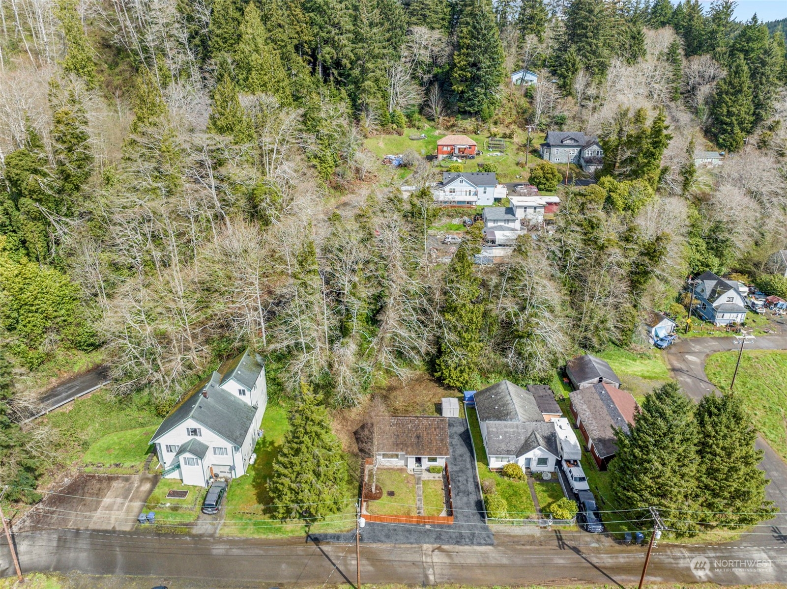 1312 Summit Street Aberdeen, WA 98520 - Photo 27 of 37 an aerial view of multiple house