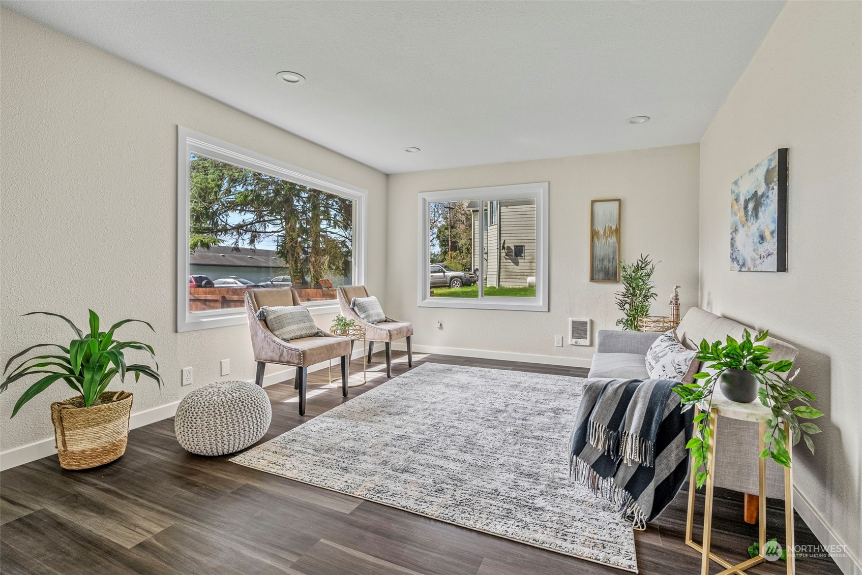 1312 Summit Street Aberdeen, WA 98520 - Photo 5 of 37 a living room with furniture flowerpot and window