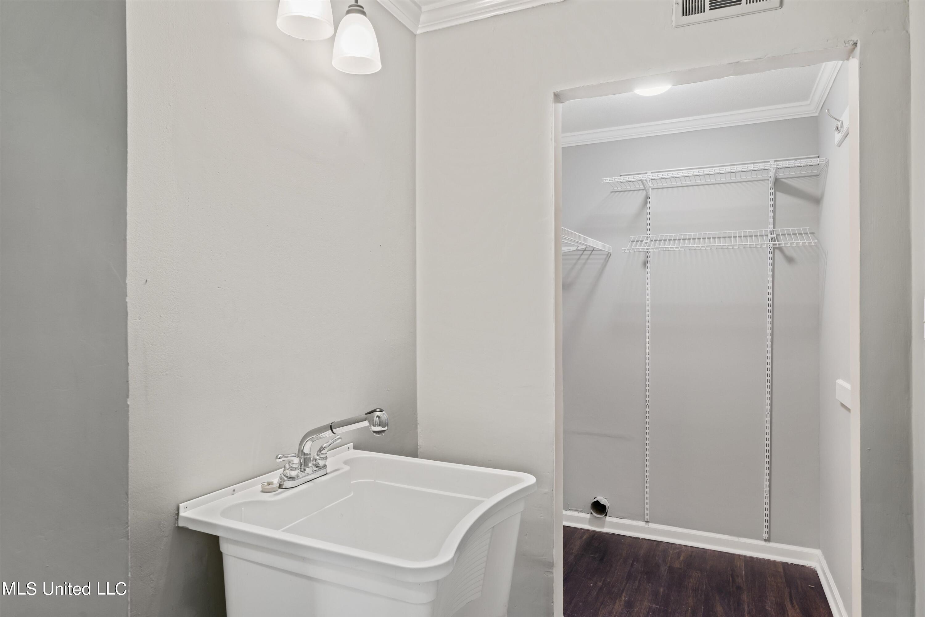 05-7093 Cedardale Rd-5