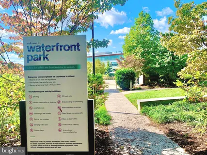 a view of entryway with outdoor space