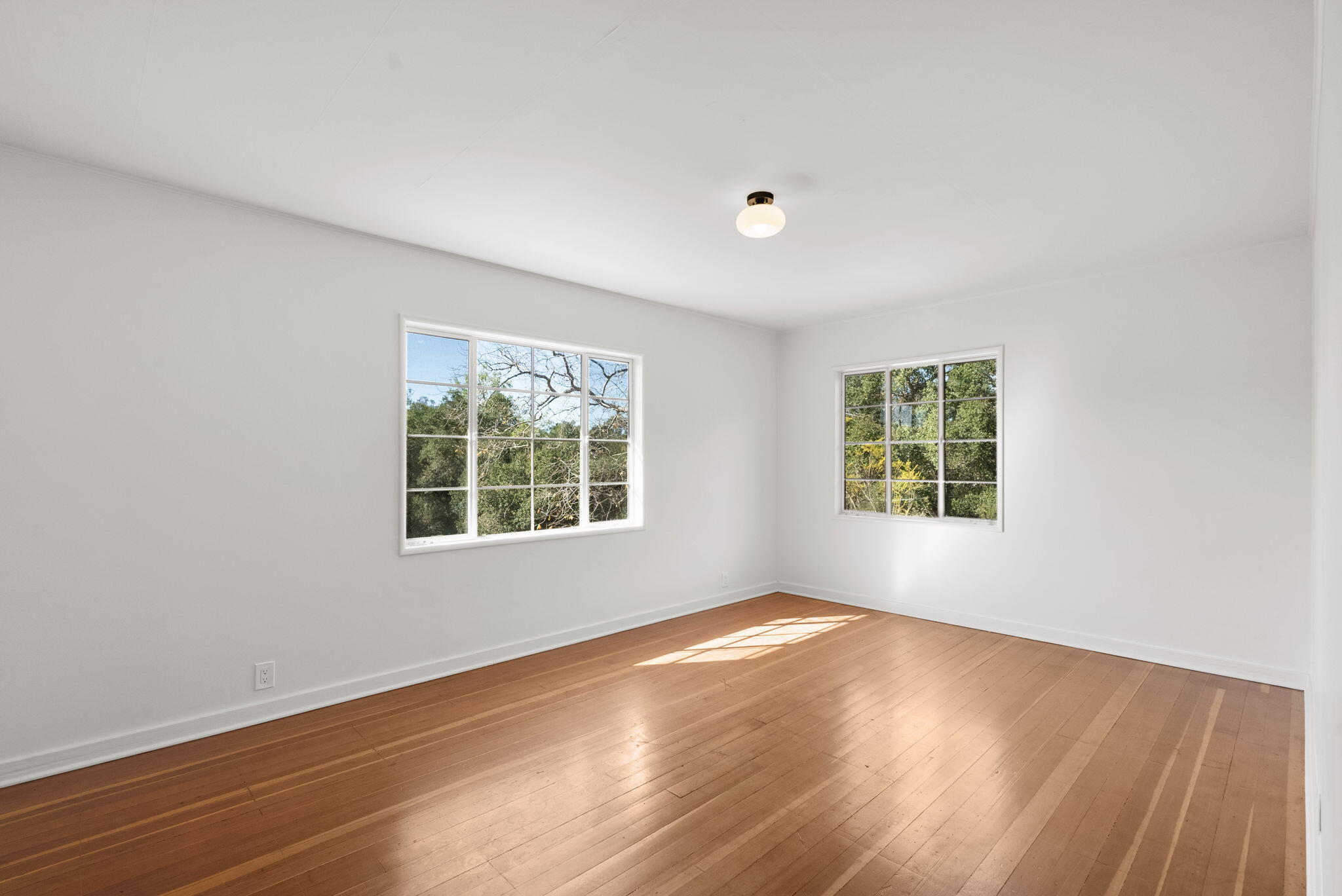 633 Tabor Lane Montecito, CA 93108 - Photo 18 of 30 an empty room with wooden floor and windows