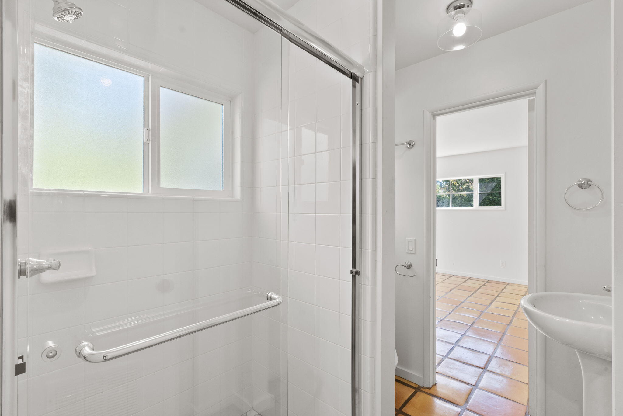 633 Tabor Lane Montecito, CA 93108 - Photo 21 of 30 a bathroom with a bathtub