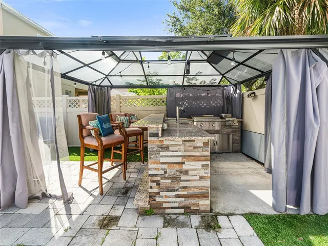 a view of a backyard