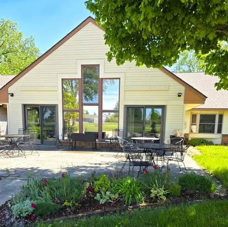 $898 | 611 Main Street South, Unit 201, Renville, MN 56284