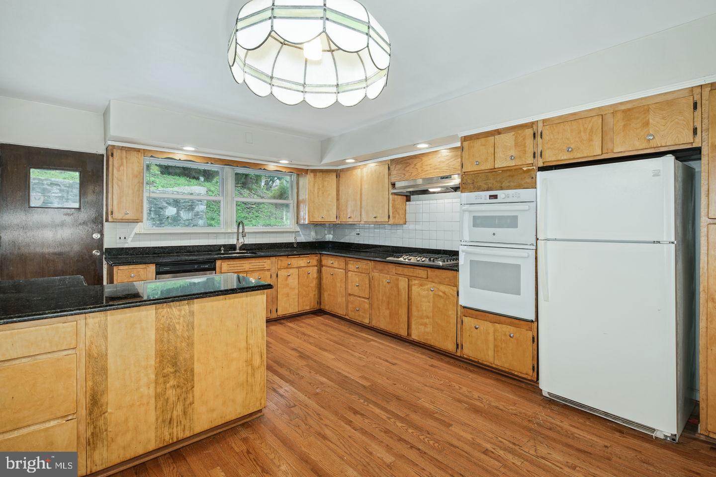 7948 Rolling Green Road Cheltenham, PA 19012 - Photo 4 of 24 Kitchen w/ Exit to Flagstone Patio