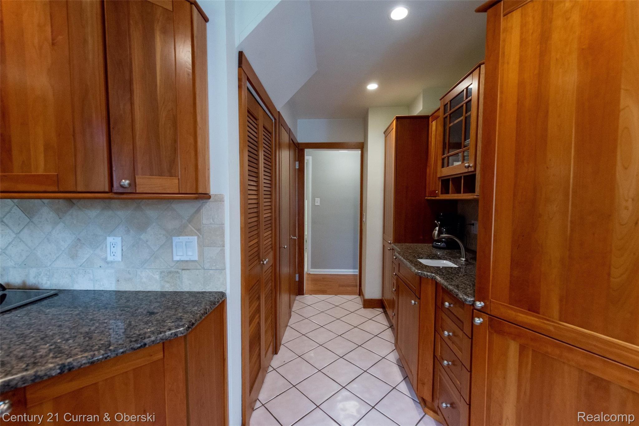 3011 Bamlet Road Royal Oak, MI 48073 - Photo 8 of 59 Butler’s pantry!