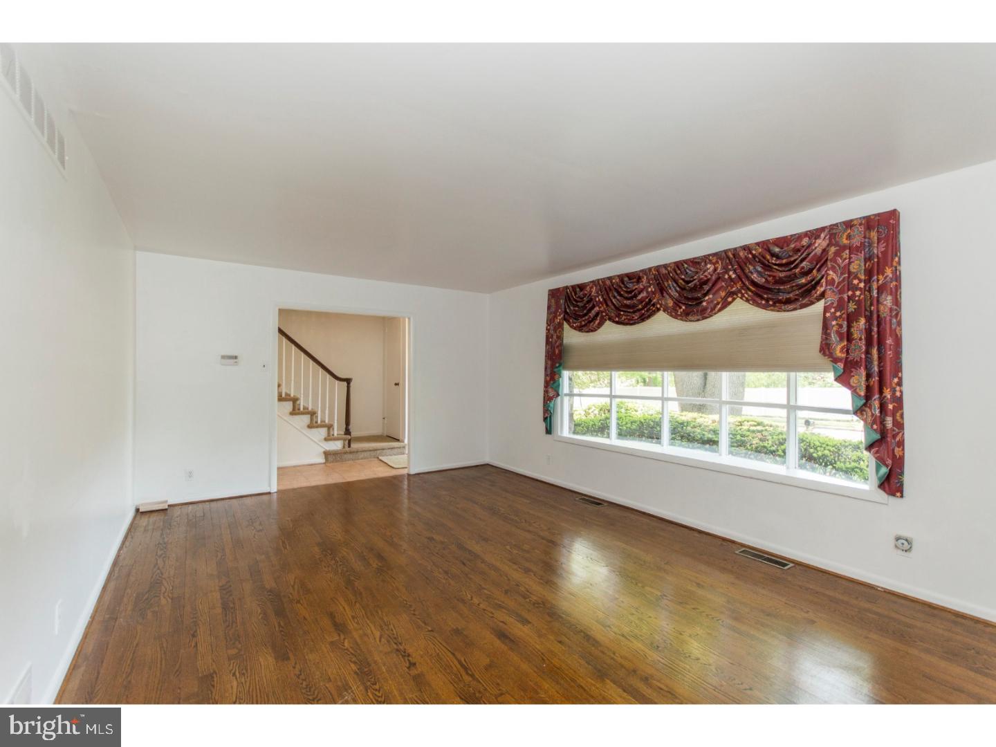 1041 Irvin Road Huntingdon Valley, PA 19006 - Photo 5 of 25 Living Room