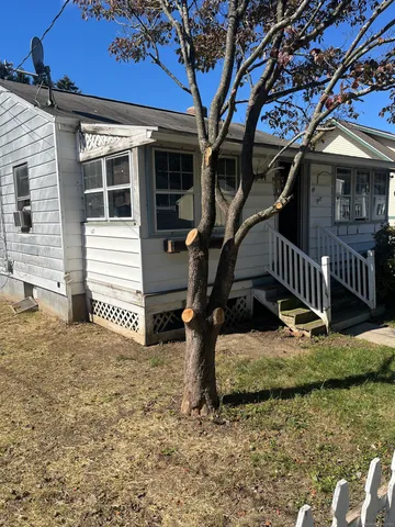 a view of a house with backyard