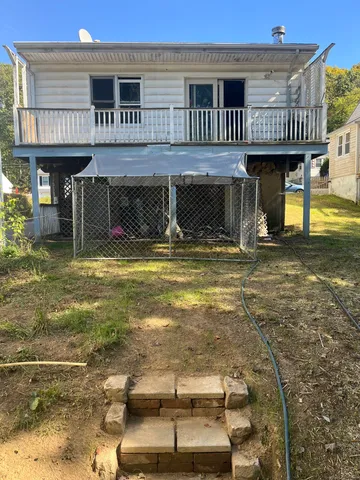a view of a house with backyard