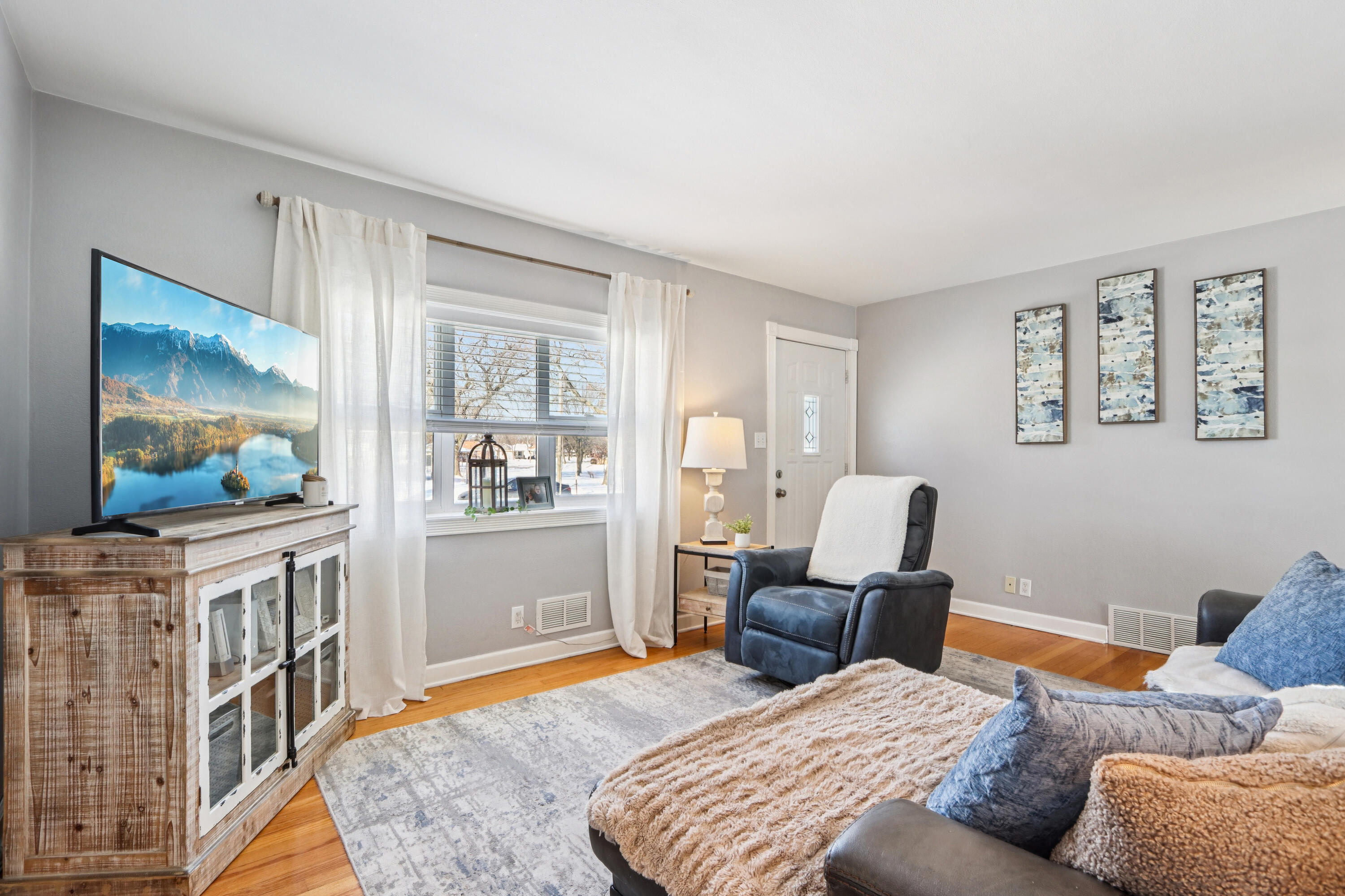 3348 South 73rd Street Milwaukee, WI 53219 - Photo 11 of 41 Living Room