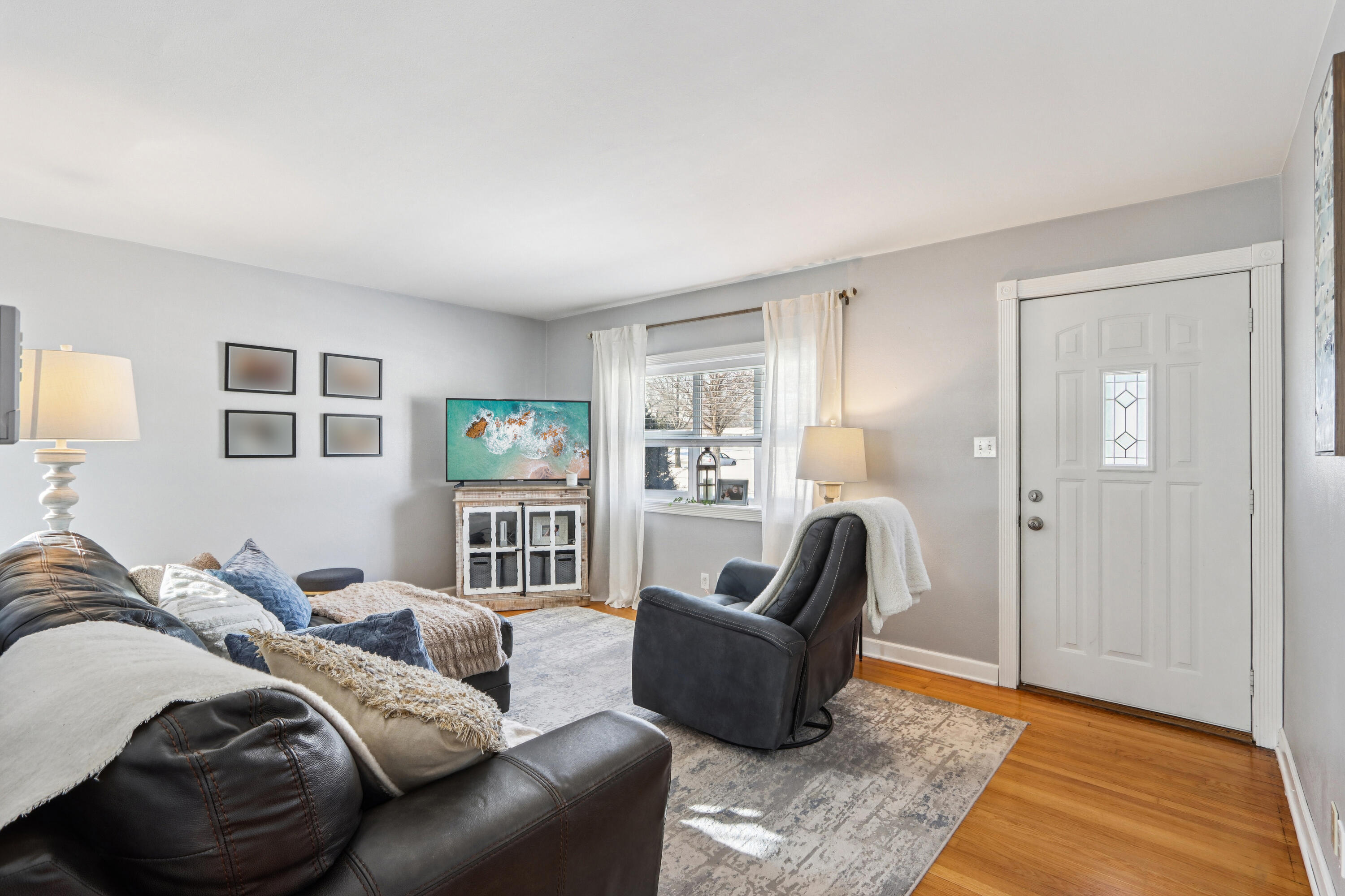 3348 South 73rd Street Milwaukee, WI 53219 - Photo 13 of 41 Living Room