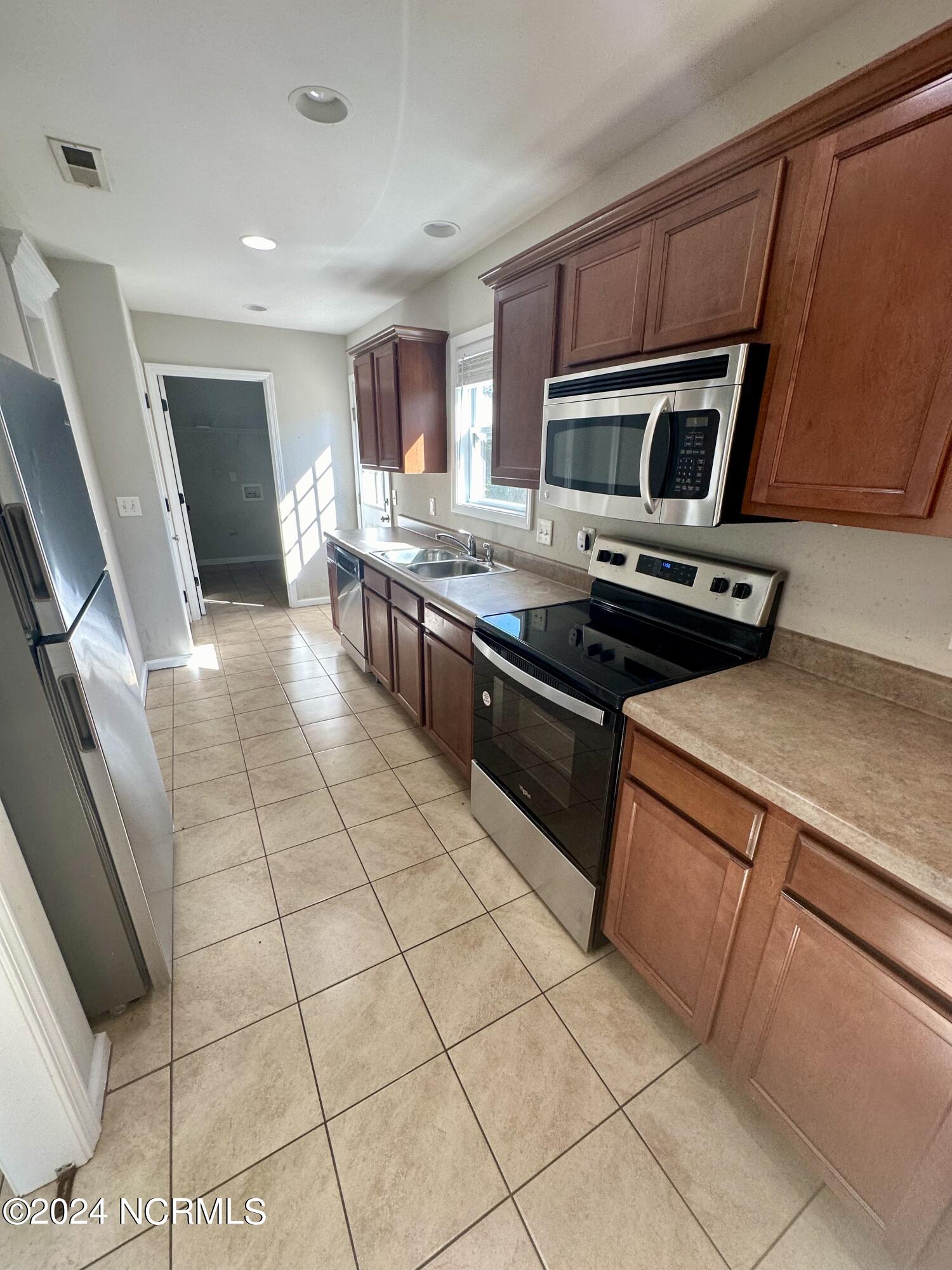 5006 Lord Byron Road Wilmington, NC 28405 - Photo 4 of 16 Kitchen