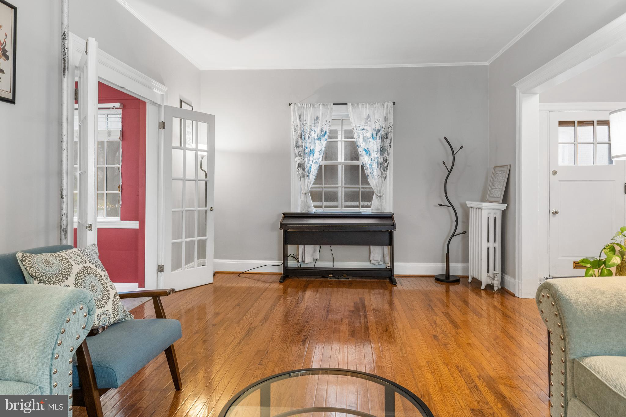 4219 Wickford Road Baltimore, MD 21210 - Photo 5 of 42 Sunny and Warm Living Room
