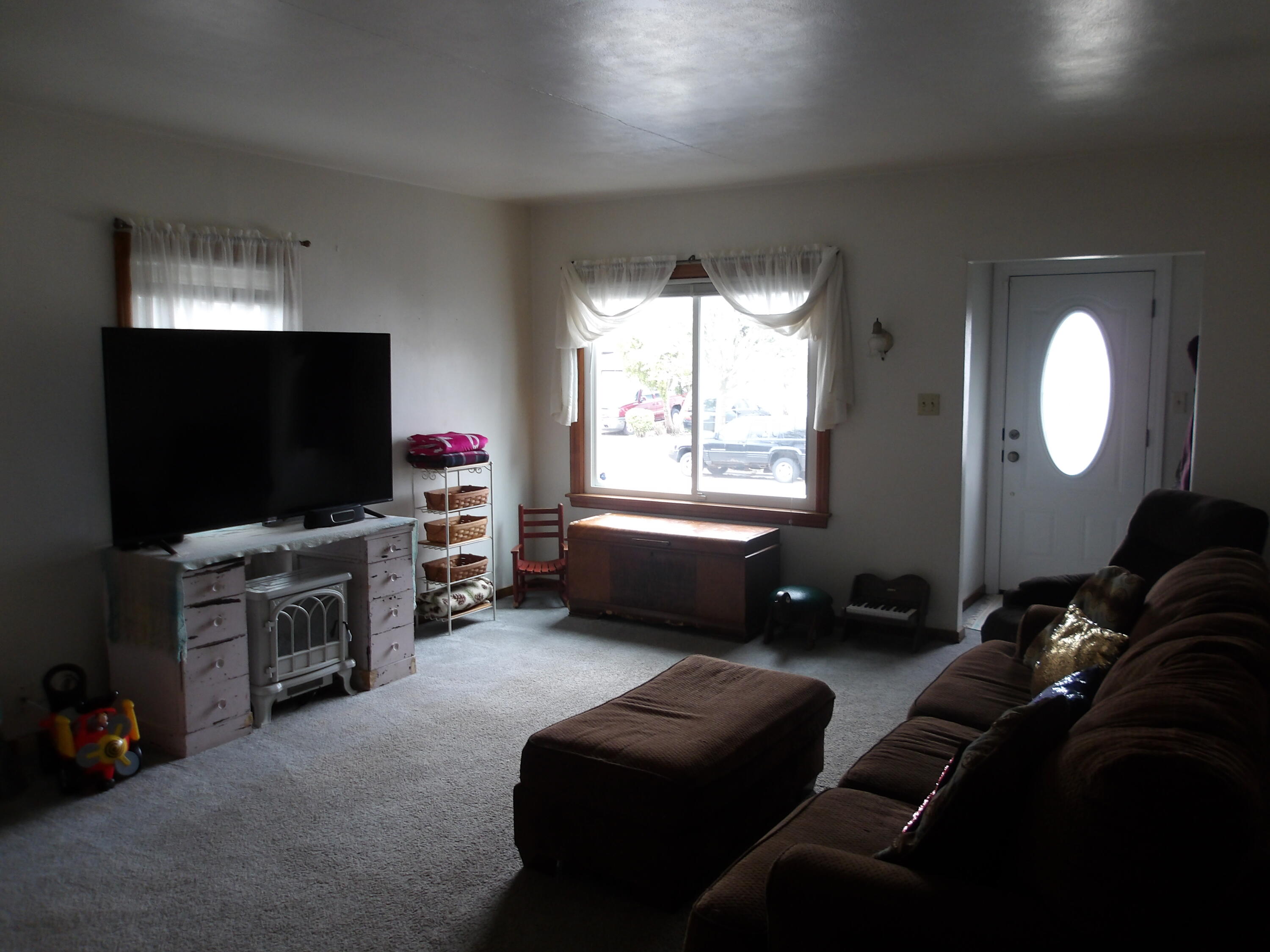 1815 39th Street Kenosha, WI 53140 - Photo 13 of 25 livingroom