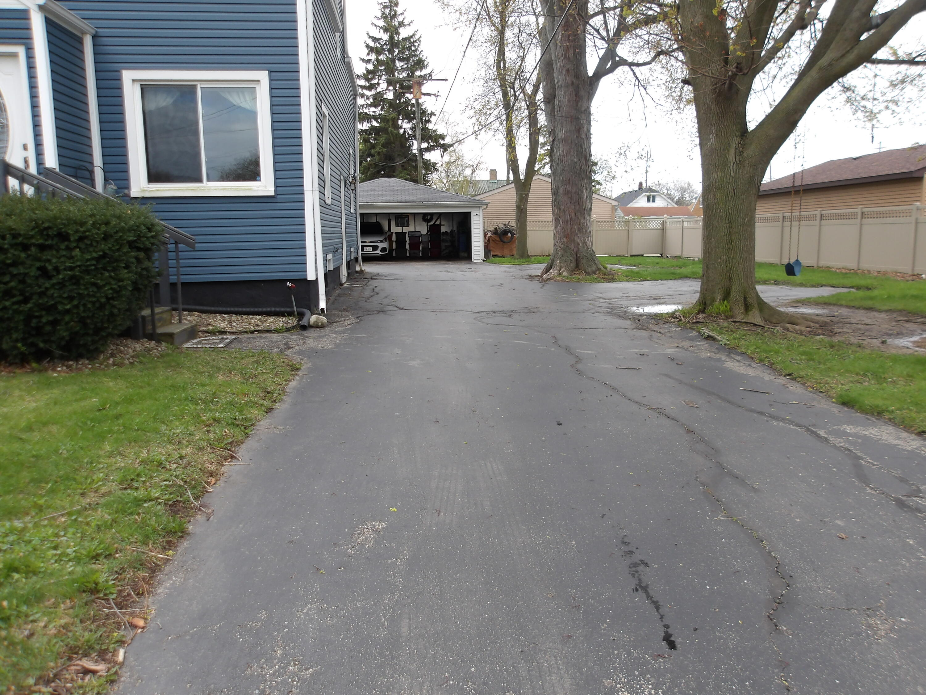 1815 39th Street Kenosha, WI 53140 - Photo 3 of 25 driveway 2