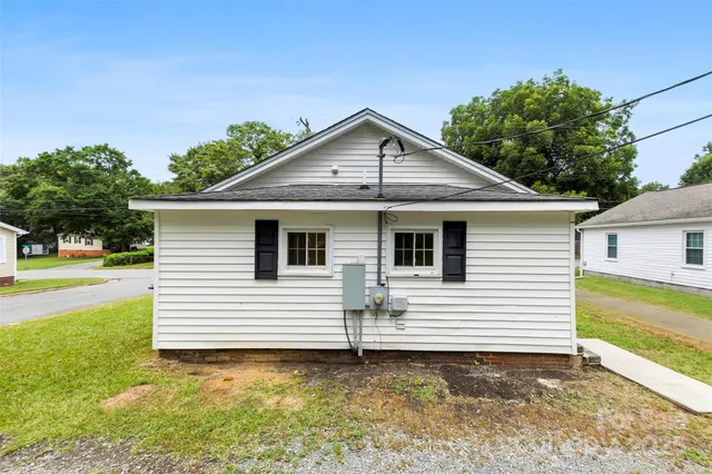 a view of a house with backyard