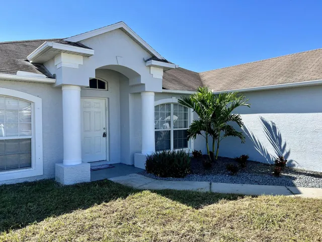 $2,475 | 532 Southwest Kabot Avenue, Port St. Lucie, FL 34953