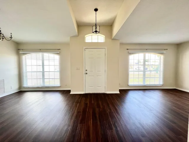 $2,475 | 532 Southwest Kabot Avenue, Port St. Lucie, FL 34953