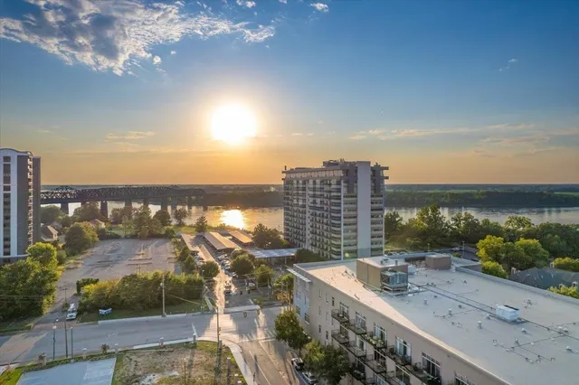 $279,900 | 648 Riverside Drive, Unit 207, Memphis, TN 38103