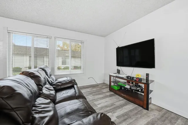 $269,900 | 27 Omaha Court, Sacramento, CA 95823