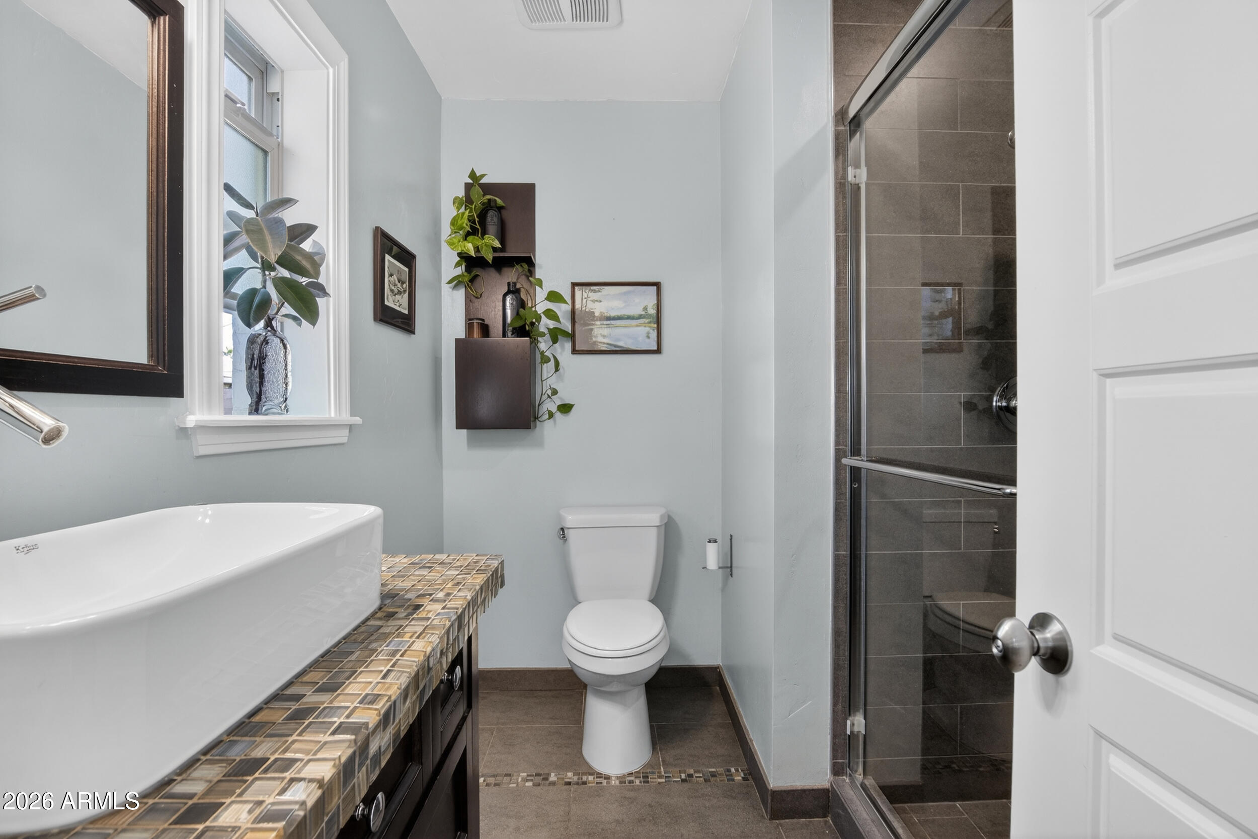 1242 East Edgemont Avenue Phoenix, AZ 85006 - Photo 19 of 40 En-suite Bathroom
