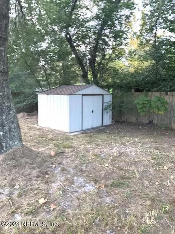 a view of a backyard