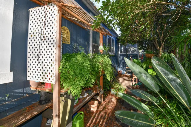 a view of entryway with a front door