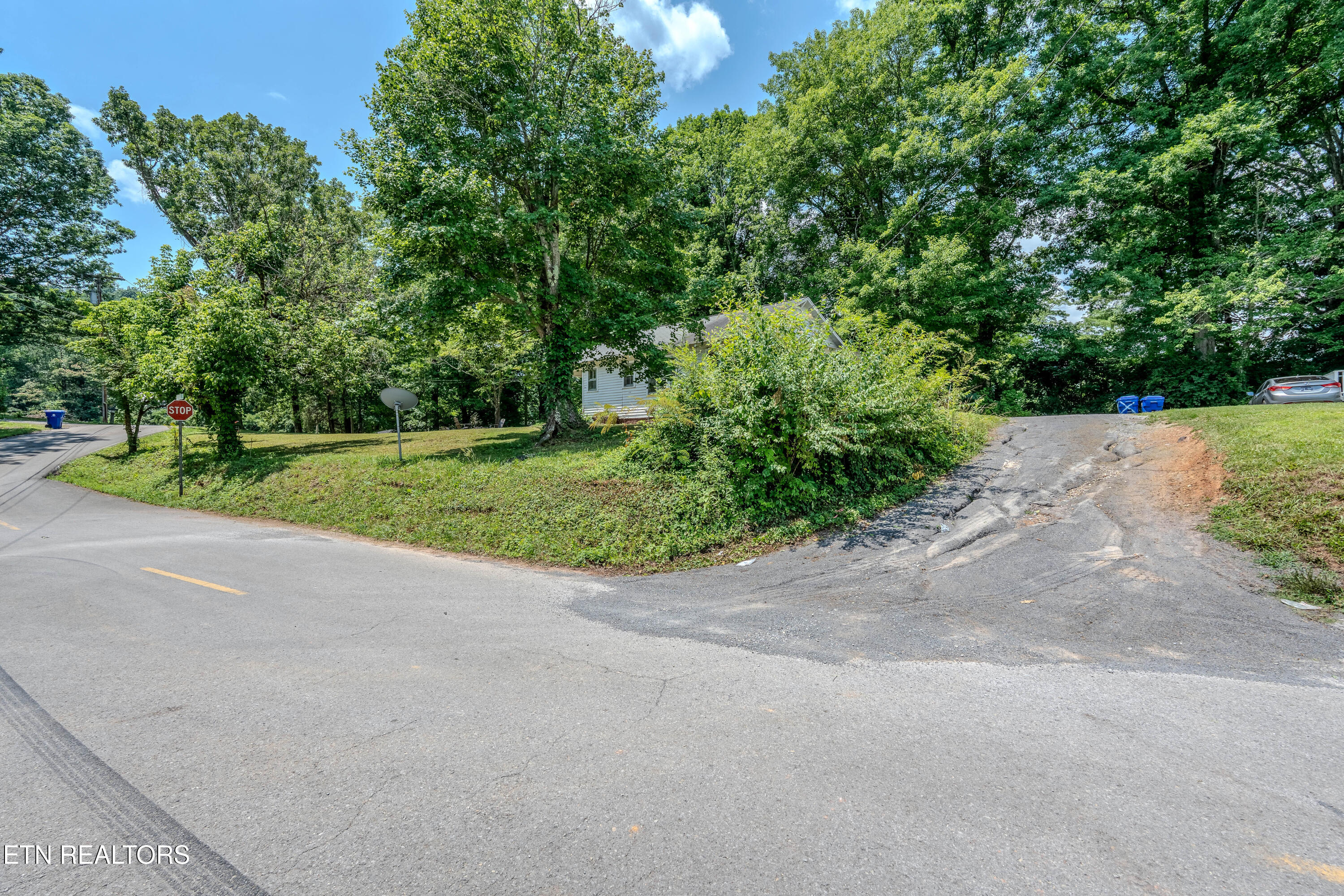 323 Lee Road Clinton, TN 37716 - Photo 7 of 28 323LeeRd-7