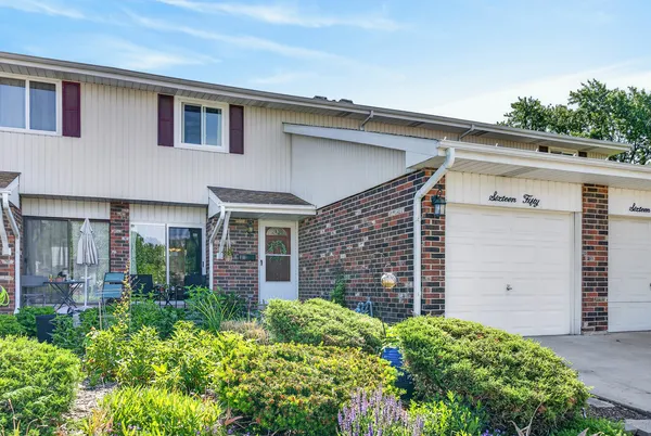 $349,900 | 1650 Castbourne Court, Wheaton, IL 60189