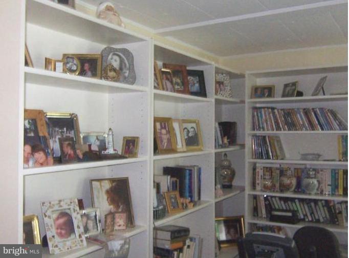 17530 Wesley Chapel Road Monkton, MD 21111 - Photo 5 of 30 bookshelf wall