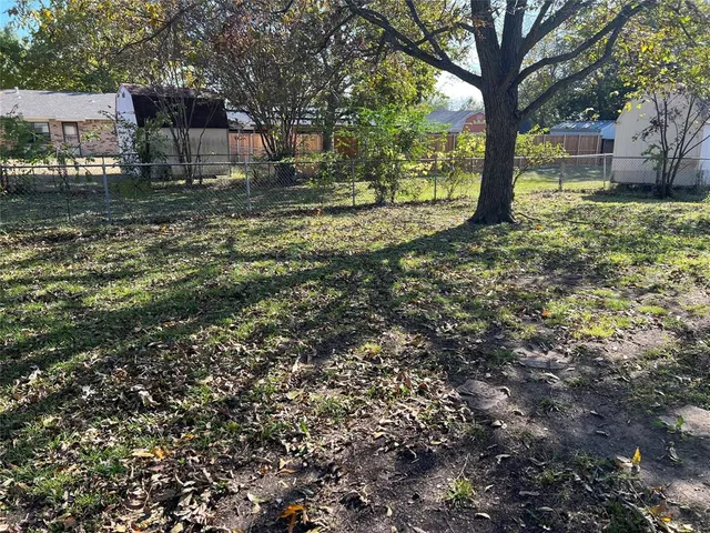 a view of a yard with a tree