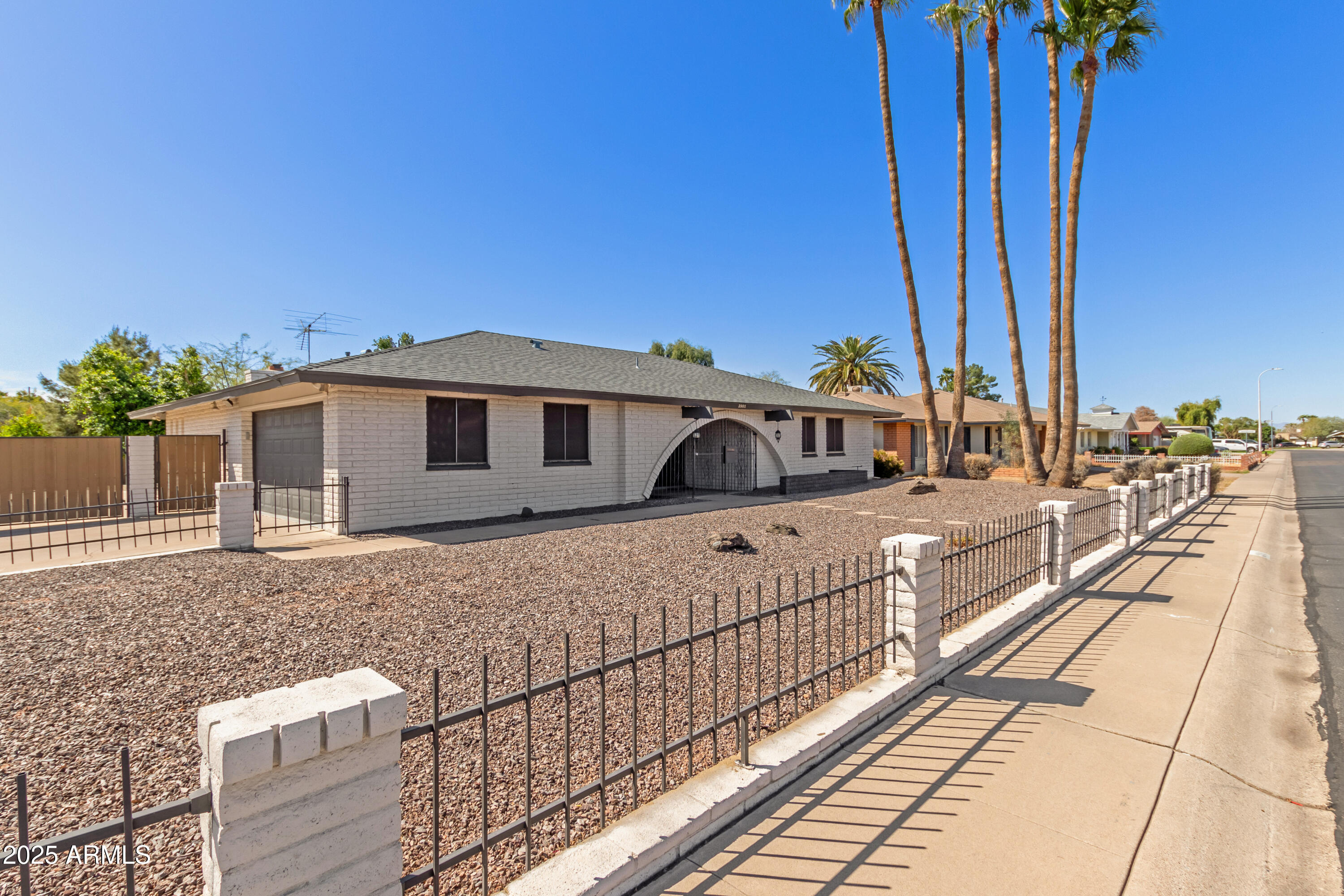 3901 West Davidson Lane Phoenix, AZ 85051 - Photo 8 of 43 30E10A40-FC50-4A77-A573-2F3F52F5197B