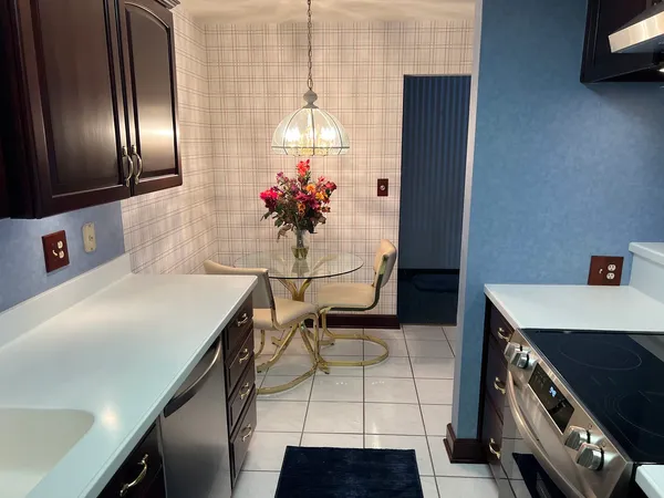 $239,000 | 500 Thames Parkway, Unit 1F, Park Ridge, IL 60068