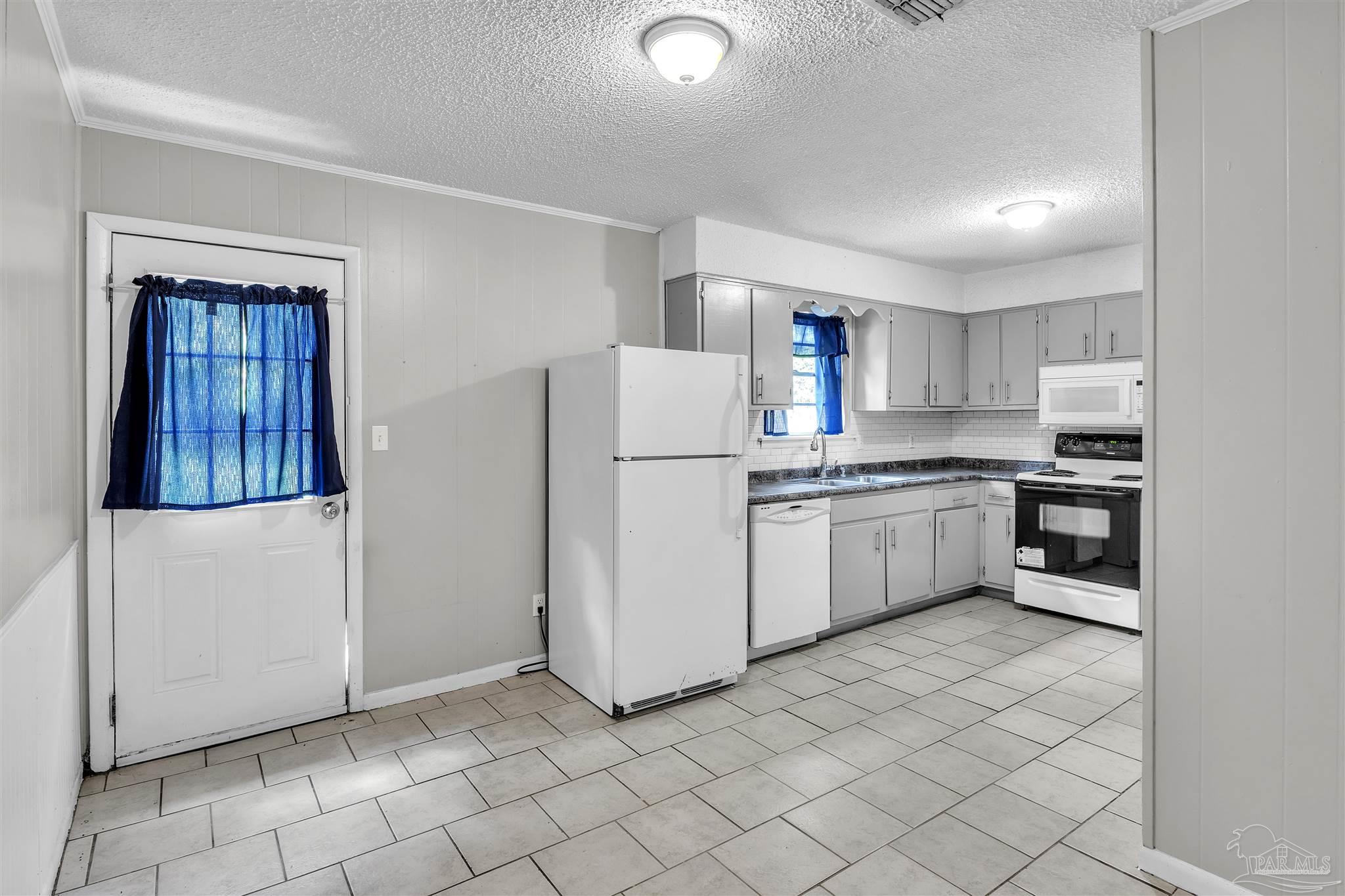 907 Colbert Avenue Pensacola, FL 32507 - Photo 10 of 37