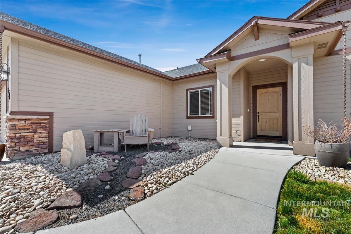 640 Southwest Miner Street Mountain Home, ID 83647 - Photo 3 of 35 Inviting entryway with a covered front porch and arched architectural details
