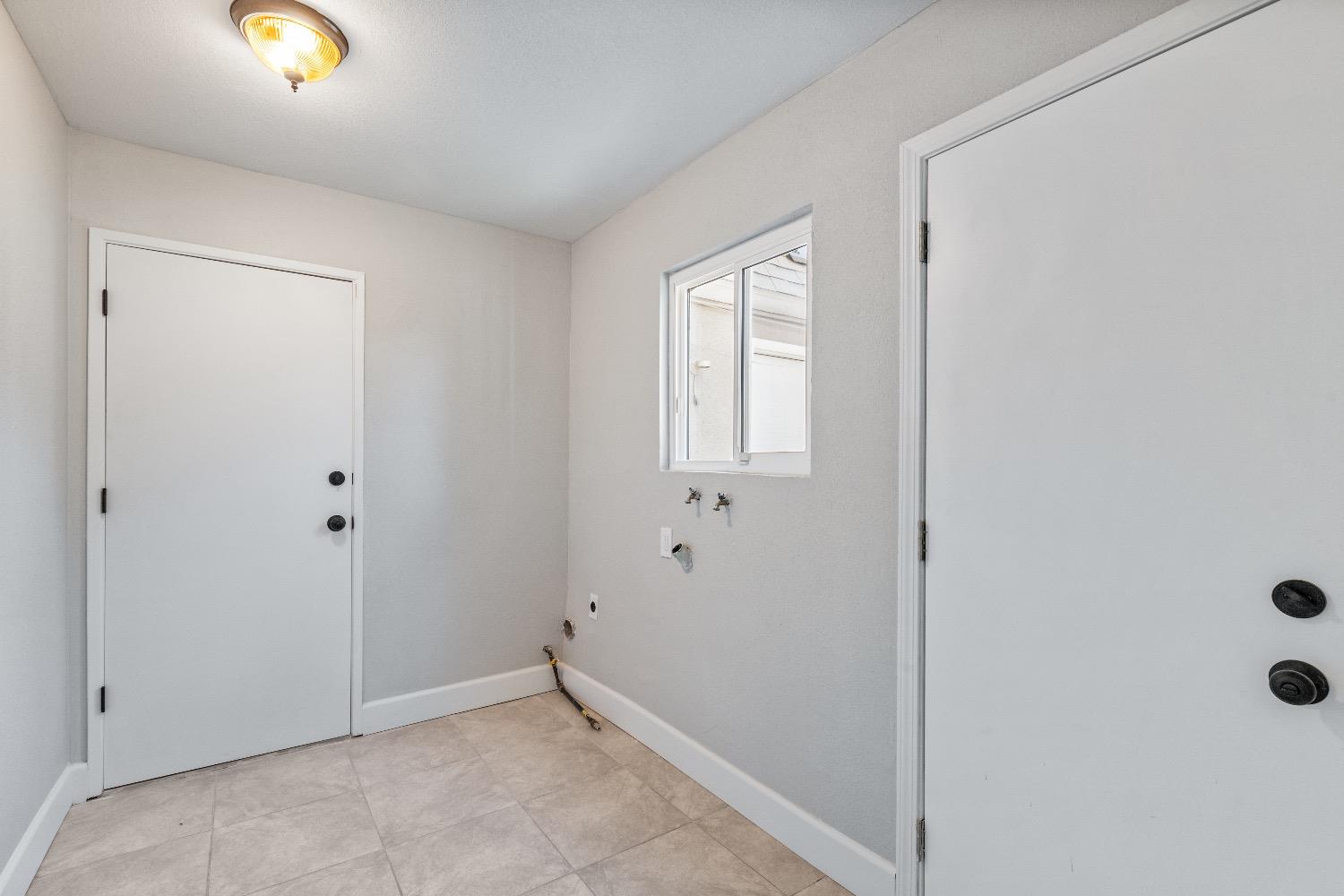 1053 Menlo Avenue Clovis, CA 93612 - Photo 27 of 41 a view of an empty room with closet and mirror