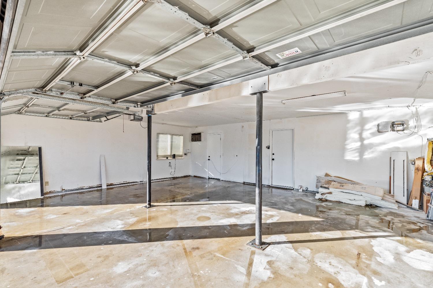 1053 Menlo Avenue Clovis, CA 93612 - Photo 29 of 41 a view of a hall