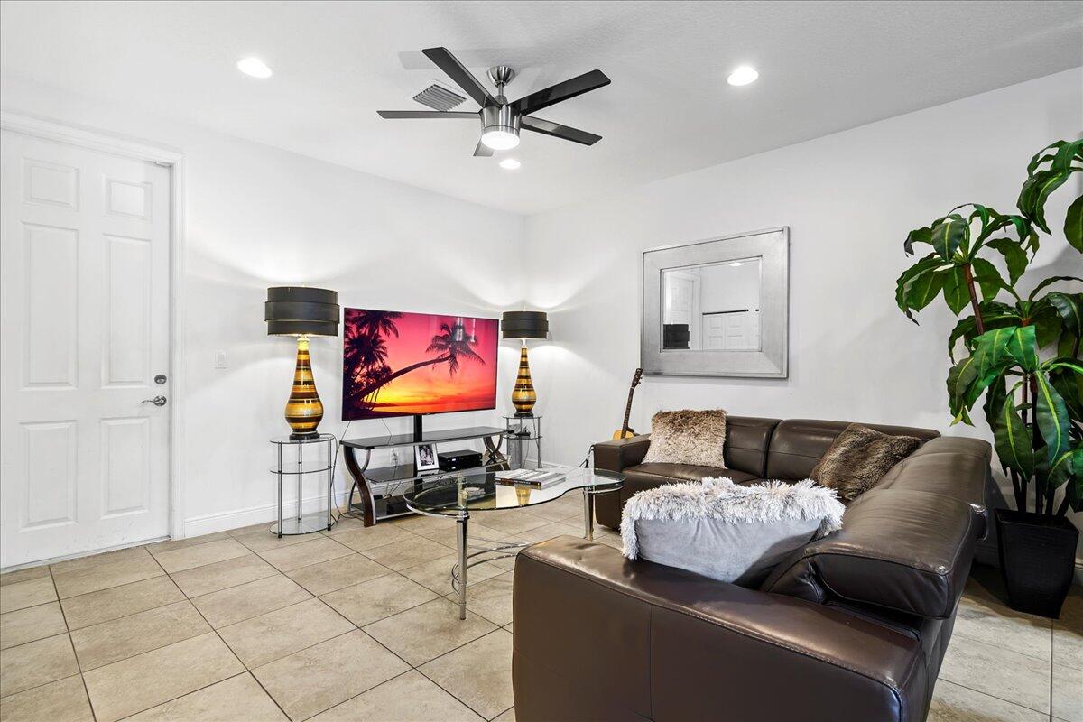 3124 Waterside Circle Boynton Beach, FL 33435 - Photo 6 of 34 Living Room