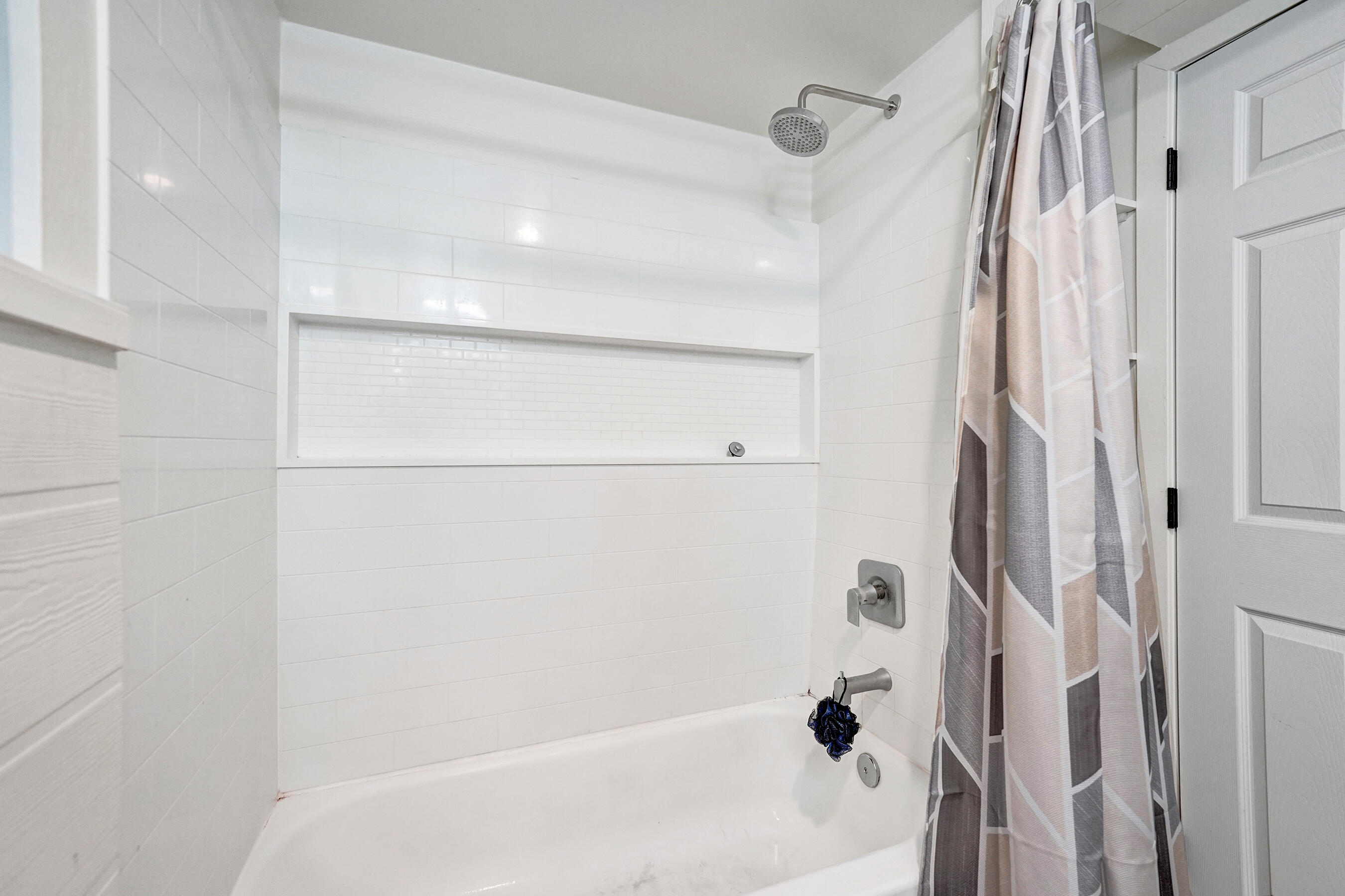 5612 Harding Street Hollywood, FL 33021 - Photo 45 of 52 a bathroom with a bathtub