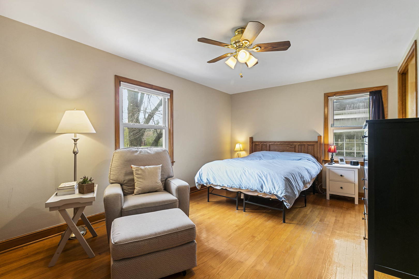 445 Uvedale Road Riverside, IL 60546 - Photo 8 of 26 a bedroom with a bed a couch and potted plant on the dresser