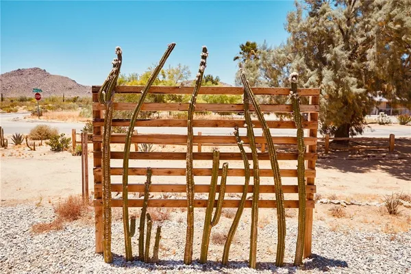 $2,600 | 61886 Calle Los Amigos, Joshua Tree, CA 92252