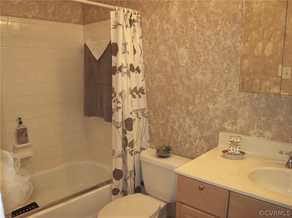 4512 Rabbit Foot Lane North Chesterfield, VA 23236 - Photo 42 of 46 Ceramic tile surround primary bath