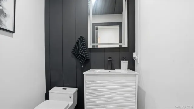 $1,175,000 | 8 Hamilton Place, Lake Grove, NY 11755