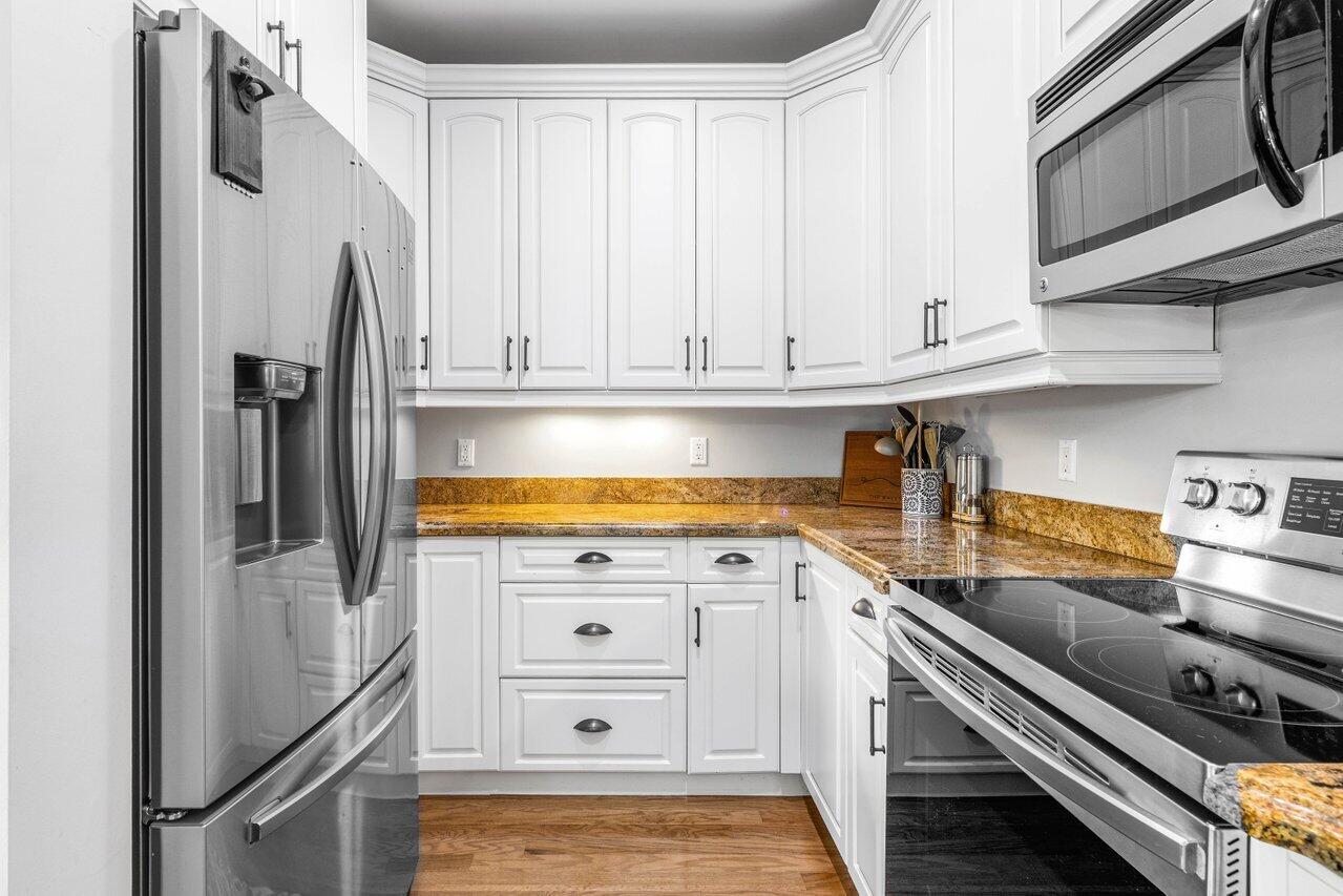 507 Southwest 17th Street Fort Lauderdale, FL 33315 - Photo 6 of 25 a kitchen with appliances and cabinets