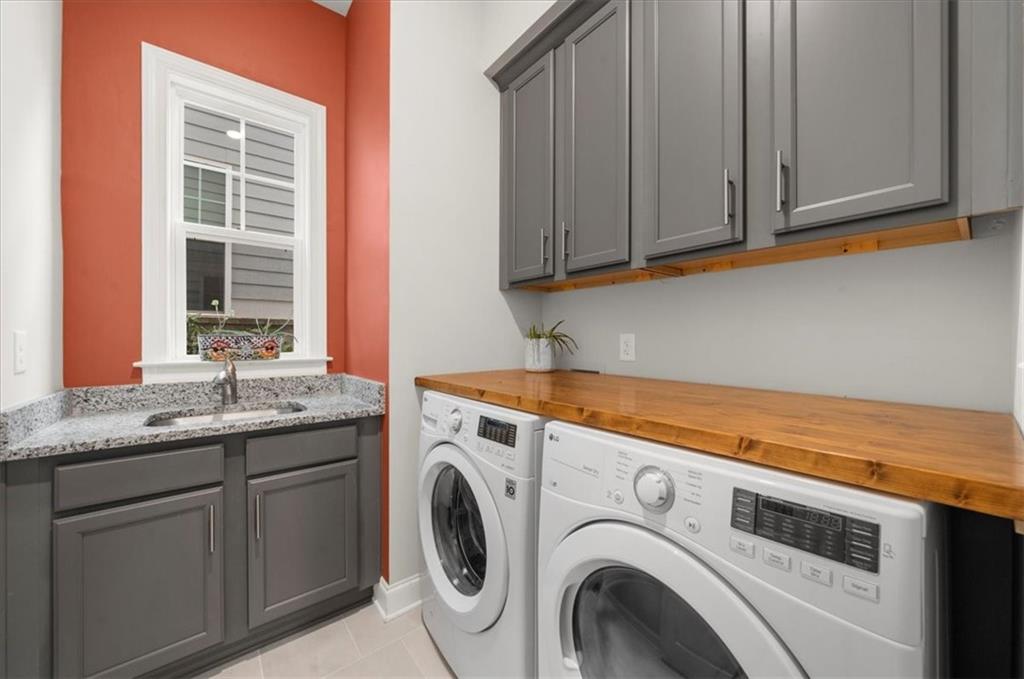 320 Senna Street Marietta, GA 30064 - Photo 6 of 53 a utility room with dryer and washer