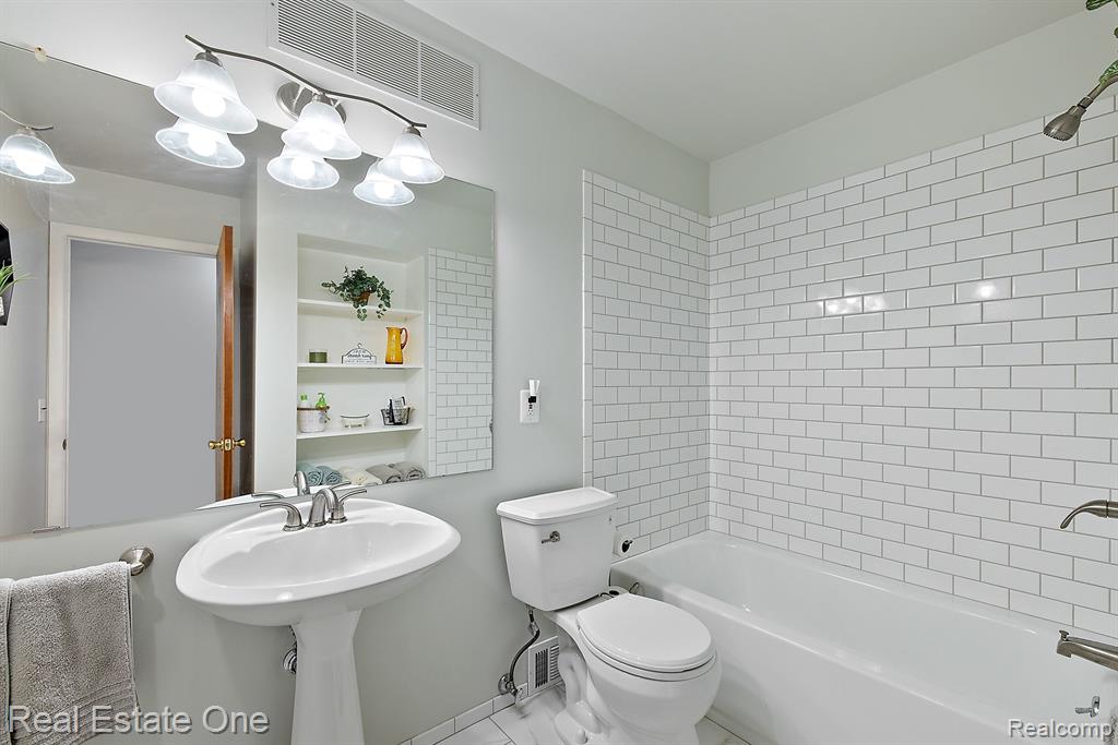 2340 South Rochester Road Rochester Hills, MI 48307 - Photo 20 of 25